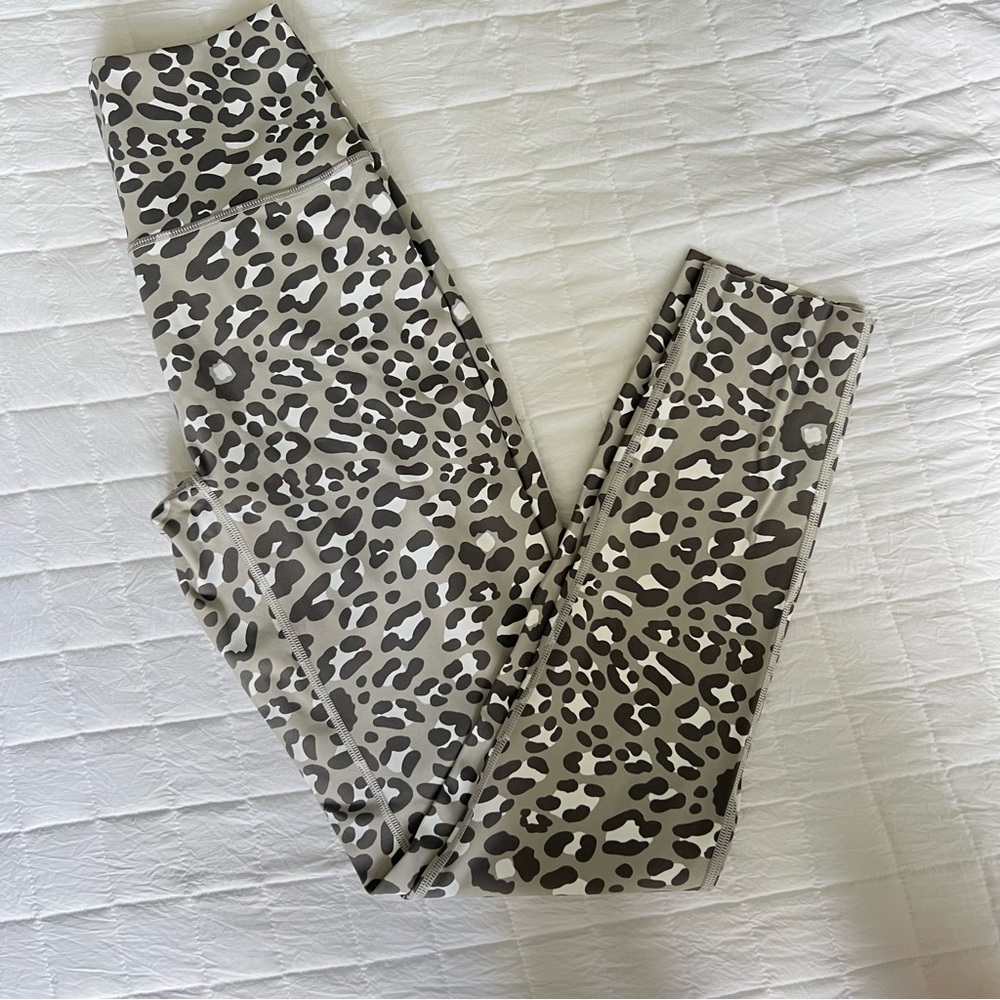 Offline By Aerie Gray Leopard Print Leggings Women Medium LONG 7/8 hi-rise